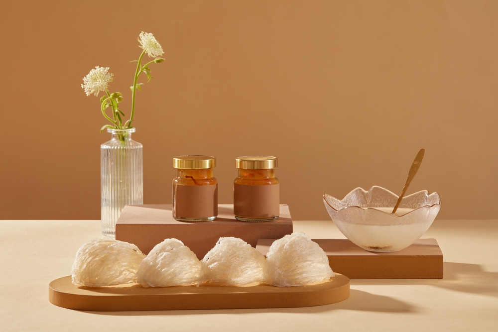 Birds,Nests,Placed,On,Wooden,Dish,,Empty,Label,Jars,On